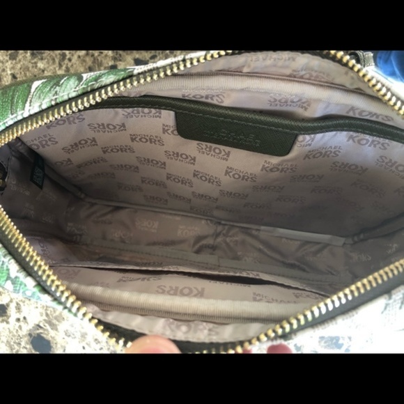 NWT Michael Kors Jet Set Vanilla Leaf Crossbody - Picture 4 of 5